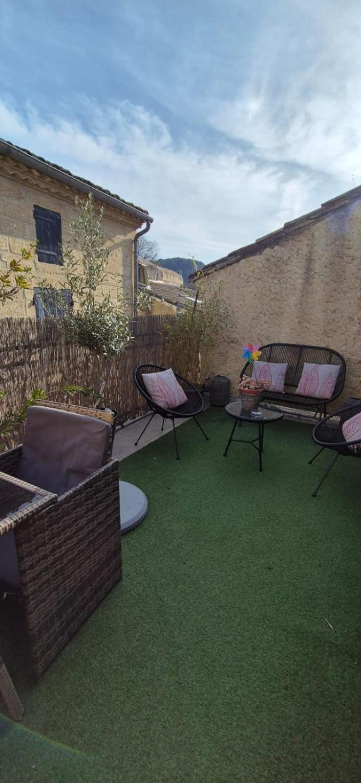 Proche D'Uzes La Terrasse Du Soleil Levant Collias Esterno foto