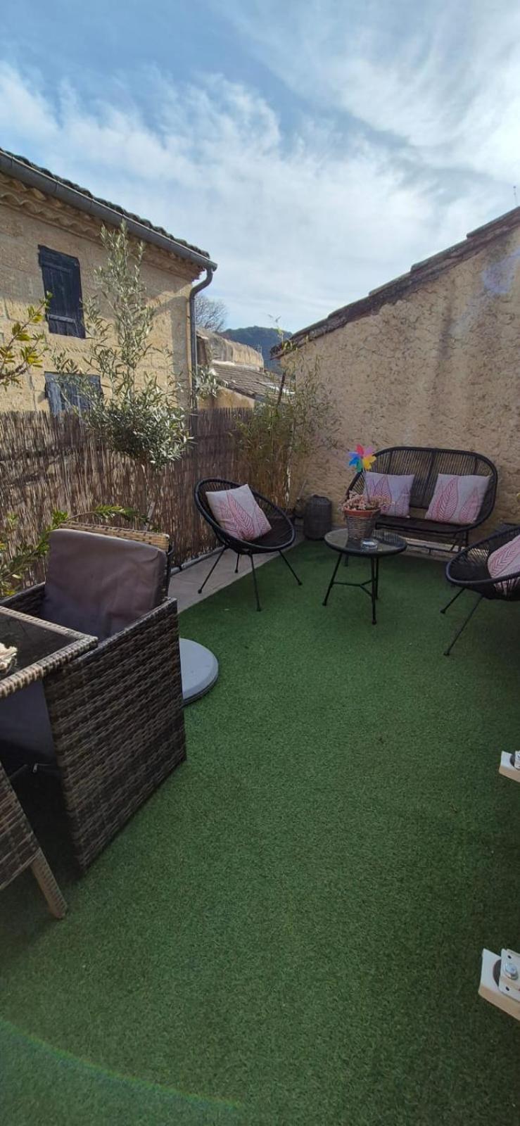 Proche D'Uzes La Terrasse Du Soleil Levant Collias Esterno foto