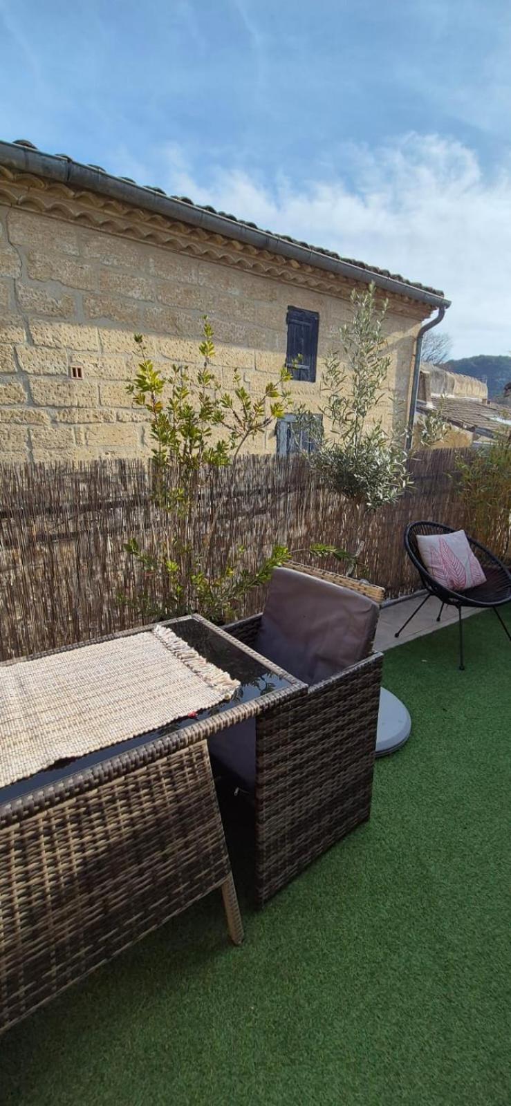 Proche D'Uzes La Terrasse Du Soleil Levant Collias Esterno foto